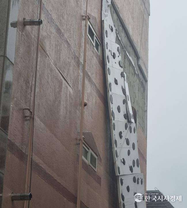 드라이비트 외단열 마감재가 시공된 건축물에서 외장재가 떨어진 모습