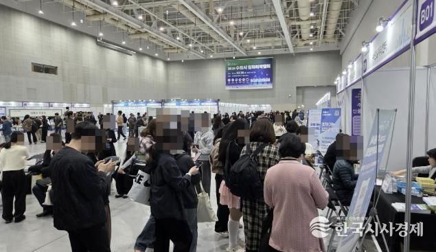 28일 ‘AI로 JOB자-2025 수원시 일자리박람회’가 열린 수원컨벤션센터 전시홀