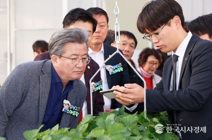 지난 28일 진행된 ‘유성구 스마트팜’ 개장식에서 정용래 유성구청장이 스마트팜 기술 시연을 확인하고 있다