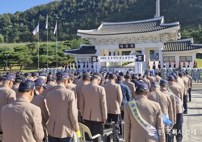 월남전참전자회 경북지부는 29일 국립영천호국원 현충탑 앞 광장에서 ‘제9회 호국영령 추모 위령제’를 거행했다.