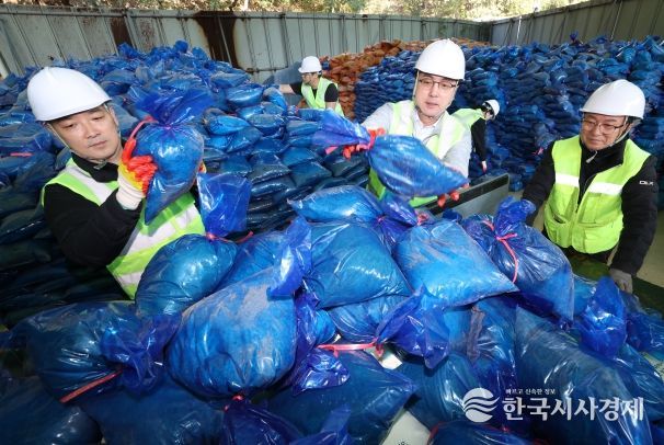 박희조 동구청장이 대별동 제설창고에서 모래주머니를 나르며 제설자재 준비상황을 점검하고 있다.
