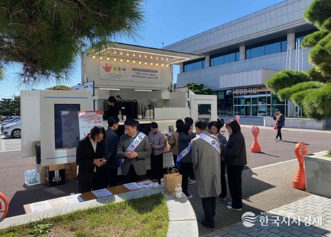 - 밀양시청 현관에서 열린 밀양형 공공배달앱 ‘땡겨요’ 홍보 부스에서 시 관계자와 신한은행 직원이 시민들에게 앱 이용 방법을 안내하고 있다.