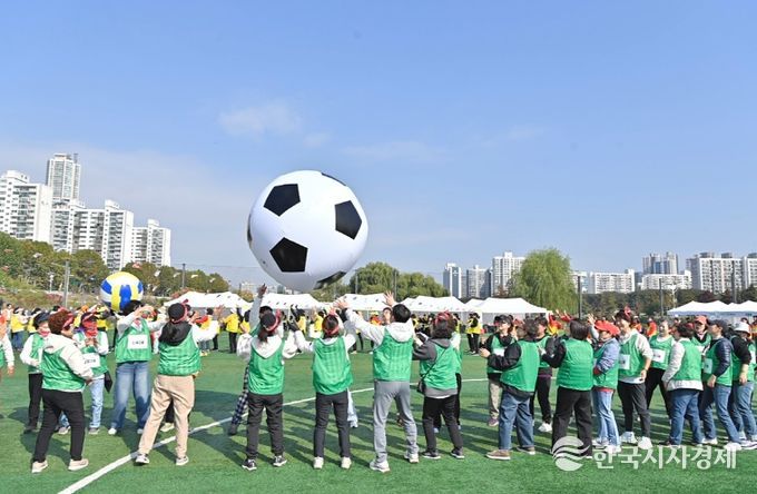 ‘양천구 통장 한마음 체육대회’에서 공굴리기 경기를 즐기는 통장들