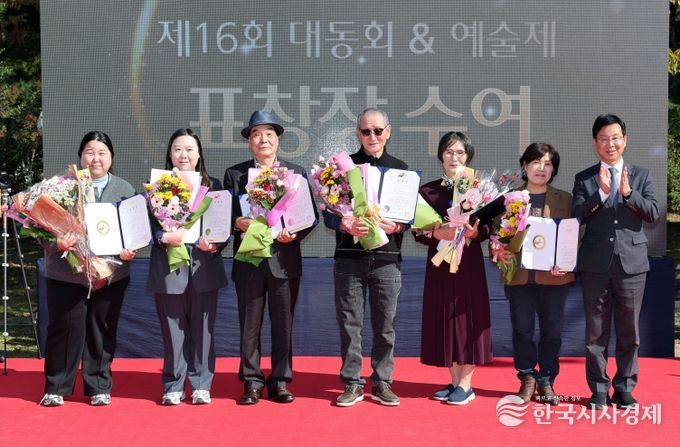 박병규 광산구청장이 29일 운남근린공원에서 열린 더불어락노인복지관 개관 20주년 기념식에서 표창장 수여 기념사진을 찍고 있다.