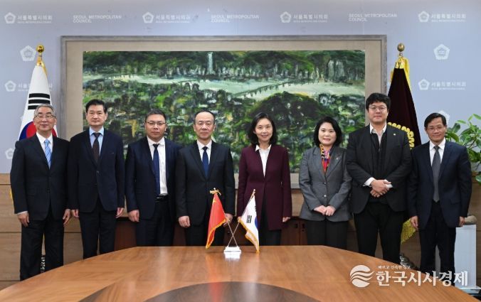 상하이인대 대표단과 면담 후 기념 촬영(좌측에서 다섯 번째 최호정 의장, 박춘선 의원(여섯번째), 김동욱 의원(일곱번째))