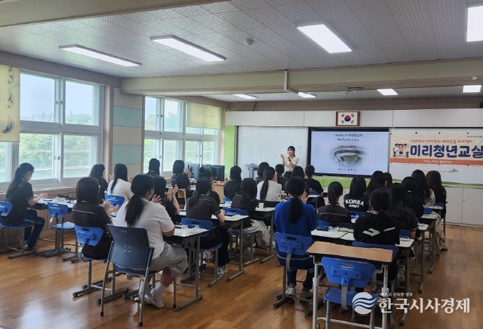 ‘미리청년교실’을 통해 지역 청년들이 강사로 참여해 중·고등학생들을 대상으로 직업 멘토링을 진행하고 있다