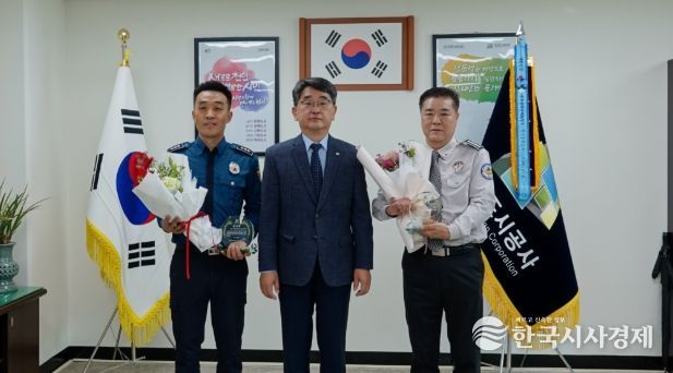1. 신광호 천안도시공사장이 30일 김인성 성정지구대장과 이재순 서북구 자율방범대장에게 감사패를 전달하고 있다.
