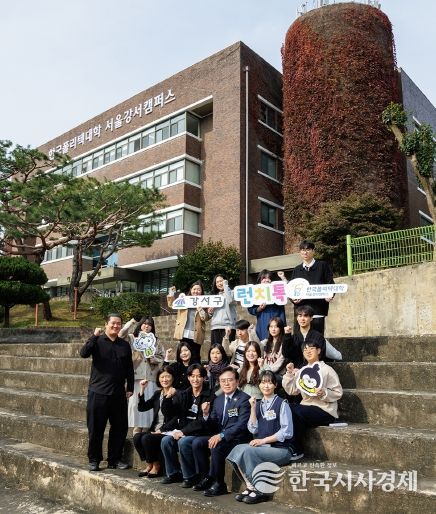 진교훈 서울 강서구청장(맨 앞줄 오른쪽 두 번째)이 한국폴리텍대학 서울강서캠퍼스에서 ‘런치톡(Talk) 간담회’를 진행한 후 학생들과 기념촬영을 하고 있다.