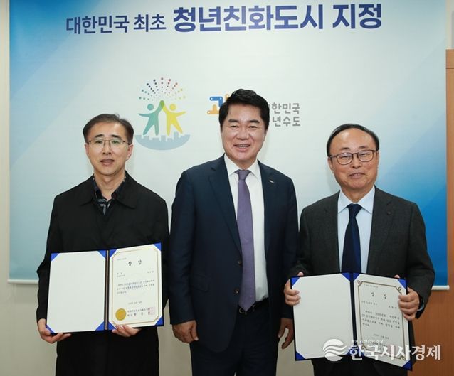 국민행복IT경진대회 수상자들과 박준희 관악구청장(가운데)