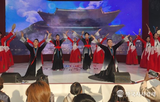 영천시민회관 상주단체 이언화무용단이 지난 1일 경주 예술의전당 야외공간 예술마당에서 열린 ‘APEC 2025 KOREA 지역문화예술 프로그램’에서 초청공연을 성황리에 마쳤다.