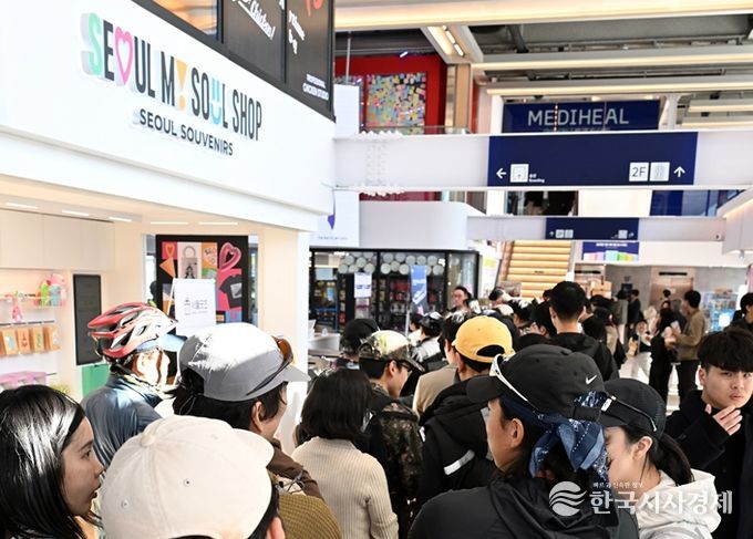 운항을 재개한 한강버스를 타기위해 선착장을 찾은 탑승객으로 북적이는 여의도선착장