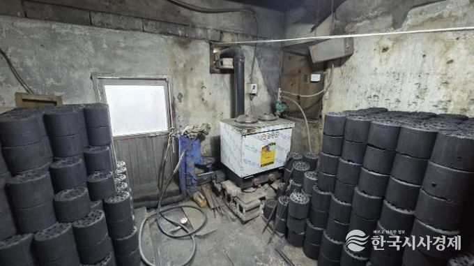 시흥재가노인통합지원센터, 금이동 저소득 어르신 가정에 연탄 300장 전달