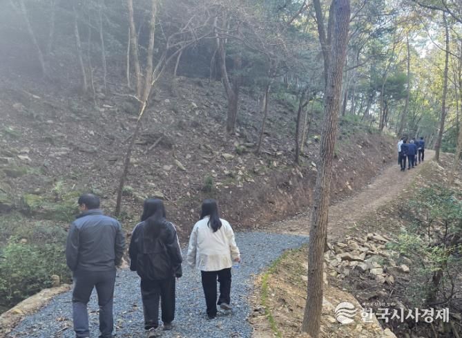 트레킹길을 즐기는 이용객들의 모습