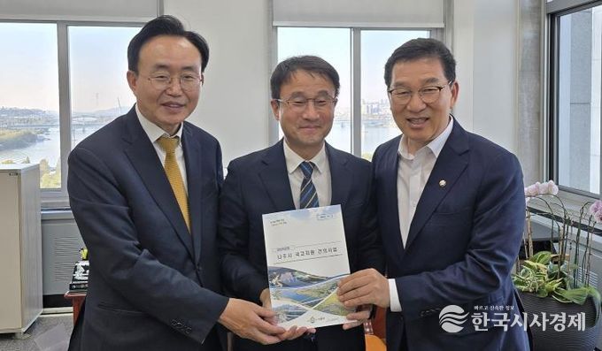 윤병태 나주시장은 지역 핵심 현안 사업의 국비 확보를 위해 지난 3일 국회를 방문, 예결위원회와 주요 상임위원회 등을 찾아 적극적인 건의 활동을 펼쳤다. 사진 왼쪽부터 윤병태 나주시장, 한병도 예산결산특별위원장, 신정훈 행정안전위원장.