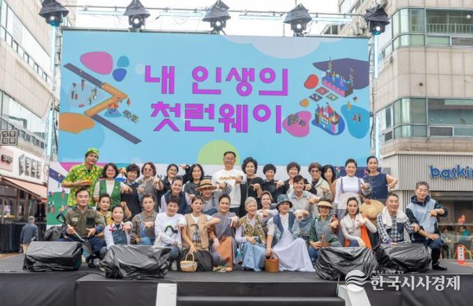 칠곡군 인생의 무대에 서다! 시니어들의 빛나는 도전, 모델과 연극으로 물든 시간