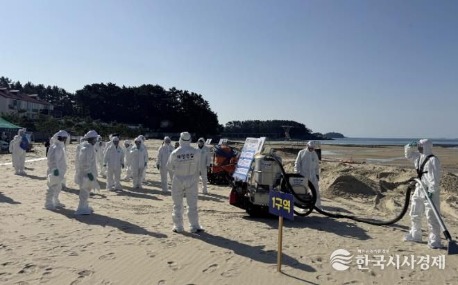 4일 천리포 해수욕장에서 진행된 해안방제 훈련 모습.