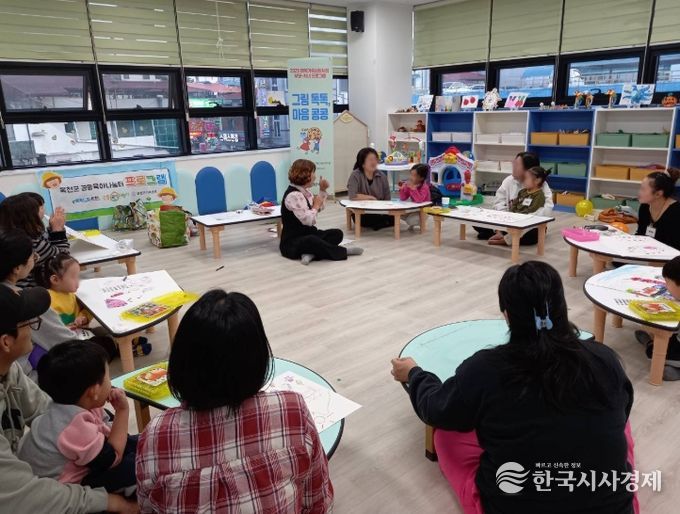 옥천군가족센터, 부모자녀 미술치료 ‘그림 톡톡, 마음 콩콩’ 운영