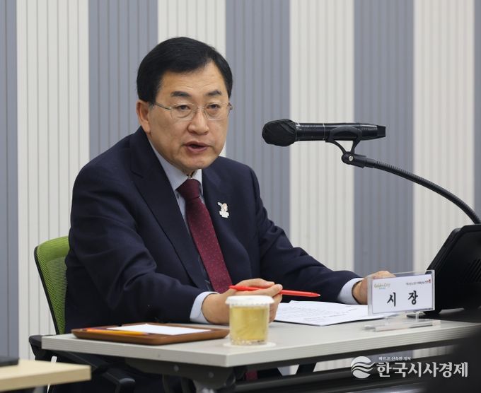 주낙영 경주시장이 5일 시청 대회의실에서 열린 ‘11월 읍면동장 회의’를 주재하며 지역 현안을 점검하고 있다.