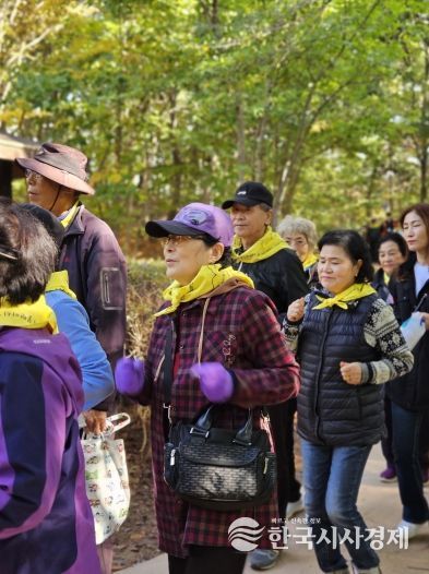 5일 경암근린공원에서 열린 2025 한마음 치매극복 걷기행사에서 시민들이 걷고 있다.