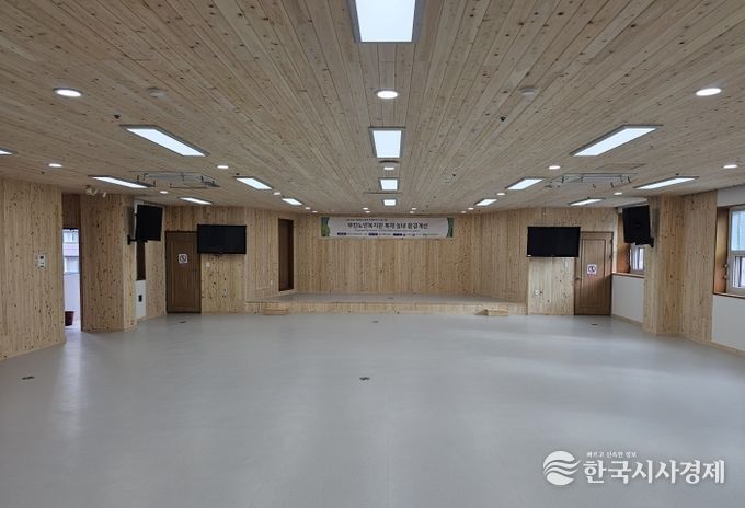 부민노인복지관 대강당 편백나무로 새단장