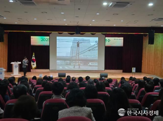 울산교육청은 4일 울산과학관 빅뱅홀에서 안전관리자 대상으로 '중대재해 예방 이해와 역량강화' 연수를 열었다