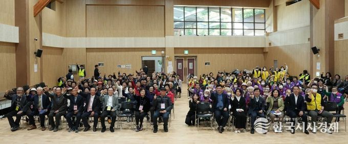 나주시가 국립나주숲체원 대강당에서 ‘숲속치매안심학교’ 졸업식을 개최했다.