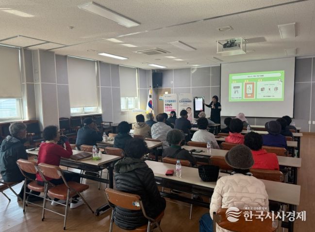 맞춤형 ICT 교육에 참석한 곡성군 어르신들