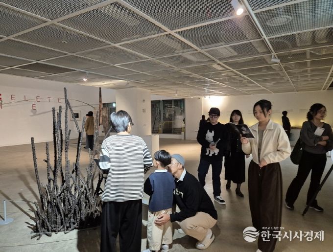 11월 20일까지 전시 연장 운영 예정인 전시실.