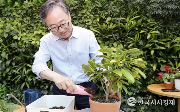 유성훈 금천구청장이 금천정원지원센터에서 화분에 흙을 채워주며 식물을 돌보고 있다