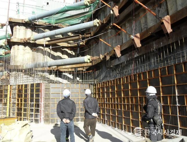 안전관리자문단이 6일 공사 현장을 돌아보며 안전관리 실태를 점검하고 있다.