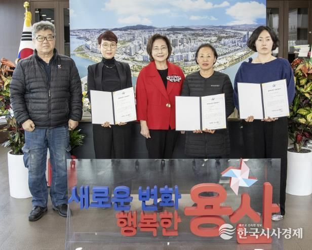 박희영 용산구청장(왼쪽에서 세 번째)이 ‘골목형상점가’로 추가 지정된 상인들과 기념촬영을 하고 있다.