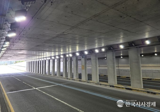 상대지하차도 내 전기시설 지상 설치 완료 후 조명 점등 상태를 확인하고 있다.