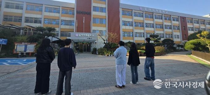 광주시교육청 전남대 교육협력관실이 7일 동아여고에서 전남대 지리학과 함께 진행하는 학교 항공촬영에서 전남대 지리학과 학생들이 드론을 조작하고 있다.