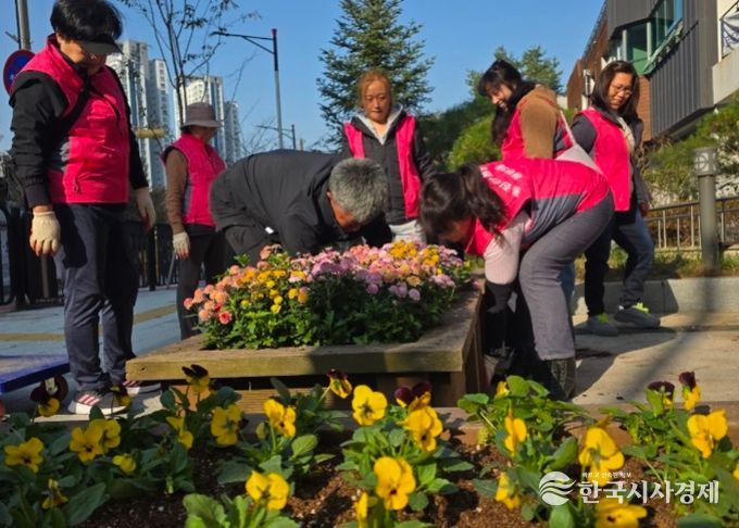 화성특례시 동탄3동 주민들이 청사 및 도로변에 비올라를 식재하고 있다