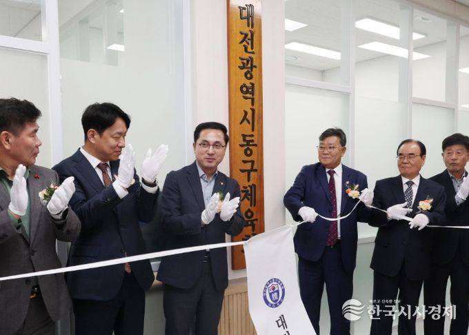 박희조 동구청장이 동구체육회 청사 개소식에 참석해 축하 인사를 하고 있다