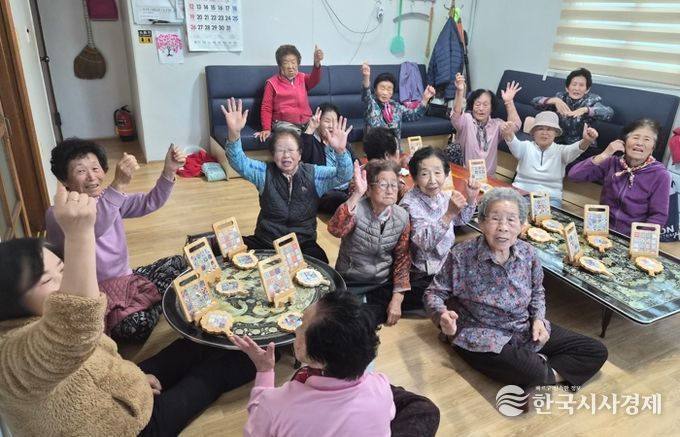 지난 10월 안강3리 경로당에서 열린 ‘생활공예교실’ 참여 어르신들이 완성 작품을 들고 환하게 웃고 있다.