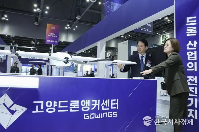2025 드론·도심항공모빌리티 박람회’에서 고양드론앵커센터 섹터를 찾은 이동환 고양특례시장