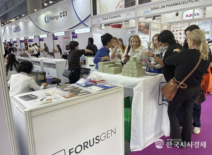 충주시 중국 광저우 교역회서 130만 달러 수출 쾌거(바이어들이 포러스젠 물품 설명을 듣고 있다)