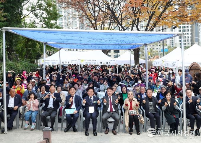 광명시 철산2동 축제추진위원회는 지난 8일 지역주민 300여 명이 참석한 가운데 ‘제13회 어울림 한마당 축제’를 마쳤다.