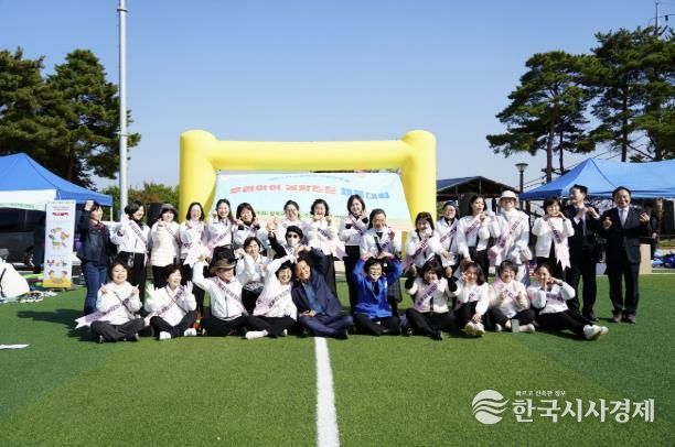 이승로 성북구청장(앞줄 왼쪽 다섯 번째)과 체육대회 참가자들이 기념촬영을 하고 있다