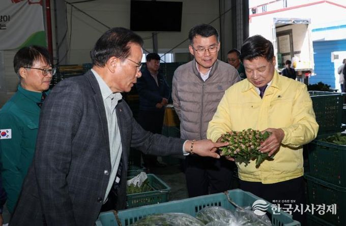 고성군수, 겨울철 효자품목 ‘시금치’ 경매 현장 방문