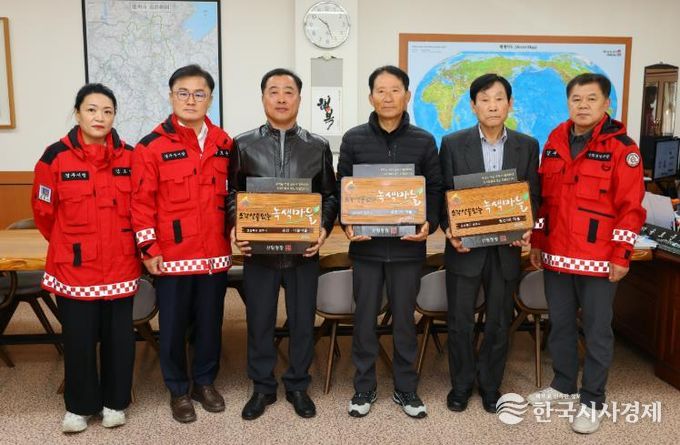 11일 경주시청에서 열린 ‘2025년 산림청 소각산불 없는 녹색마을 캠페인’ 현판 전달식에서 송호준 부시장(왼쪽 두 번째)이 마을 대표들과 함께 기념촬영을 하고 있다.