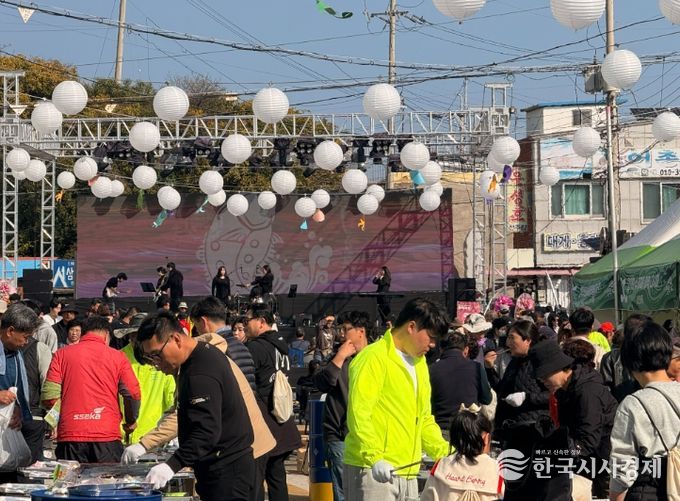 제19회 영덕 물가자미 축제에 참여한 관광객들이 씨푸드 그릴존에서 구이 체험을 즐기고 있다.