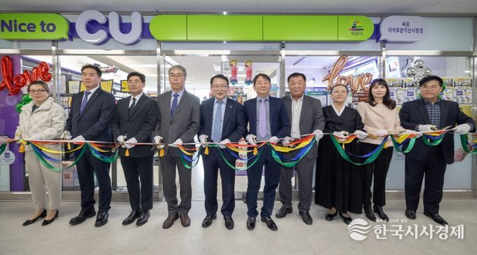 익산시청 4층에 편의점이…어르신과 직원 함께 웃는다