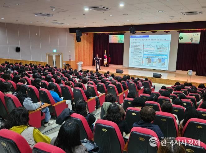 울산교육청이 울산과학관 빅뱅홀에서 진행한 조리사 대상 역량강화 연수에서 참가자들이 연수를 듣고있다