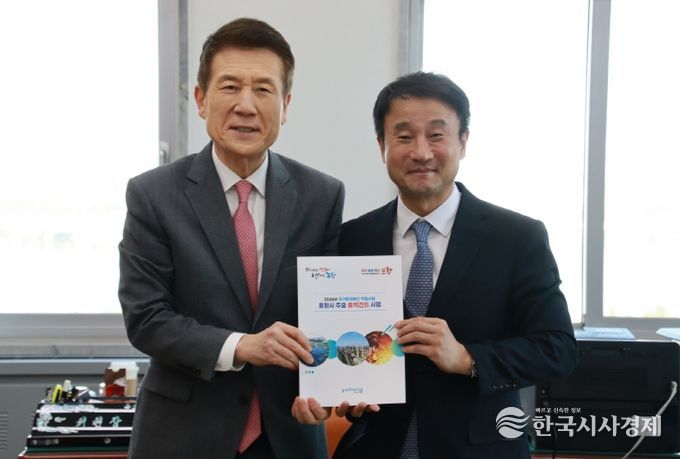 왼쪽부터 이강덕 포항시장, 한병도 예결위원장