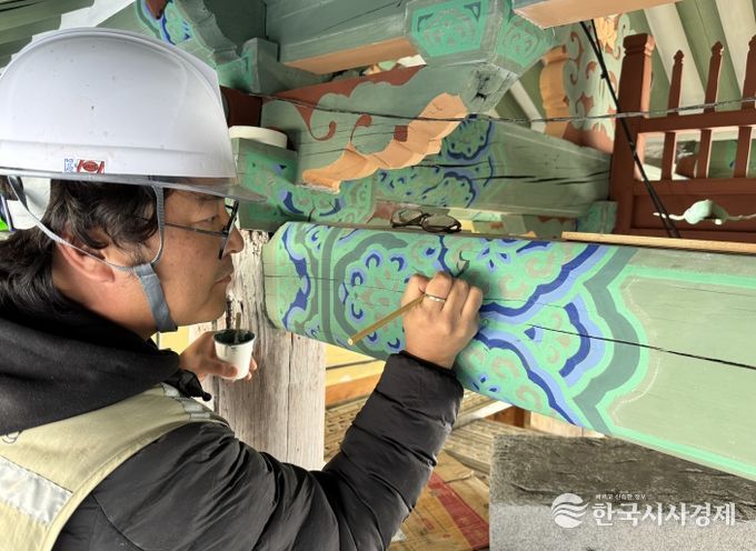 청평사 회전문 전통 단청에 동록 안료를 적용하는 모습(연화머리초 시문)