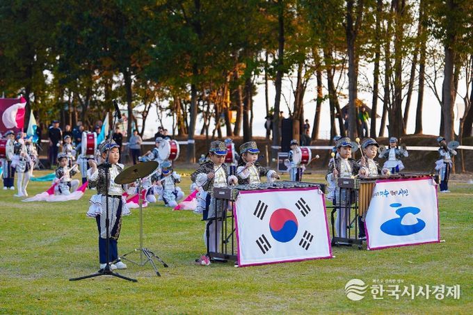 지난 7일 웅천친수공원에서 ‘제25회 여수마칭페스티벌’이 약 3,000명의 시민과 관광객이 참여한 가운데 성황리에 개최됐다.