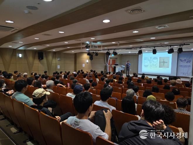 지난 9월 시청 직원과 순천시민을 대상으로 시민인문학 '도서관에서 만난 사람' 강연을 진행하고 있다