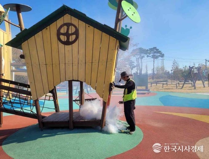 금산군 어린이 놀이시설 스팀 소독 모습